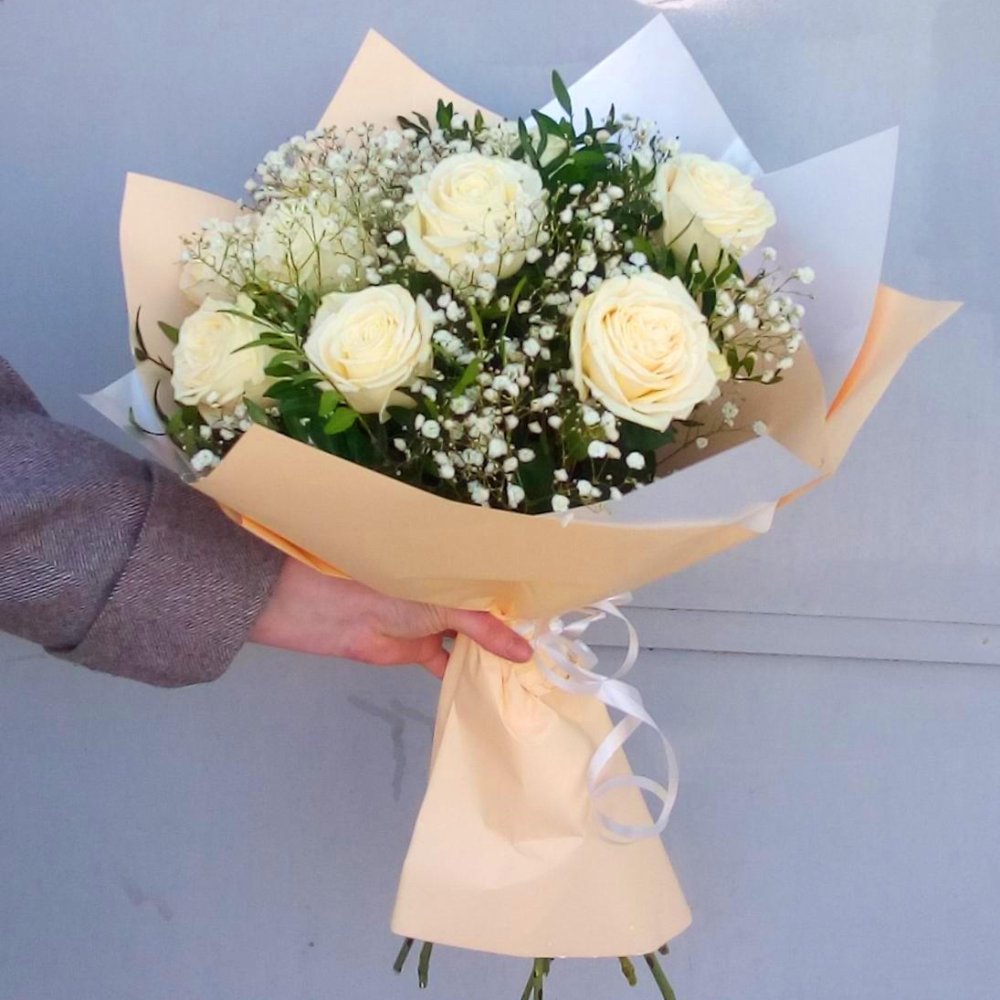 Букет цветов Белые розы в зелени Букет цветов из: Розы
